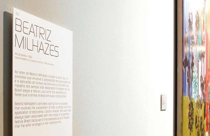 Painel de identificação da artista Beatriz Milhazes na 26ª Bienal de São Paulo, com biografia e texto curatorial bilíngue integrado ao sistema de sinalização da exposição.
