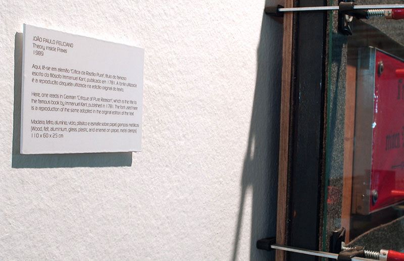 Ficha técnica da obra “Théorie sur Praxis”, de João Paulo Feliciano, aplicada à parede da 26ª Bienal de São Paulo como parte do sistema de identificação das obras.