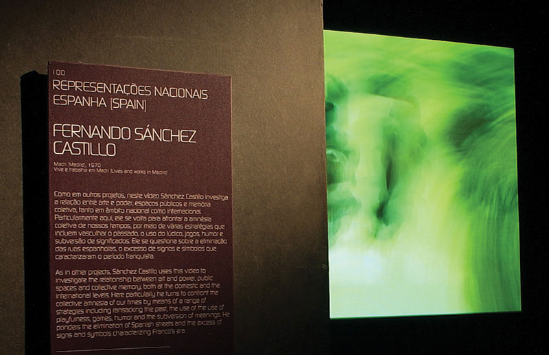 Painel da representação nacional da Espanha na 26ª Bienal de São Paulo, identificando o artista Fernando Sánchez Castillo com informações curatoriais em português e inglês.