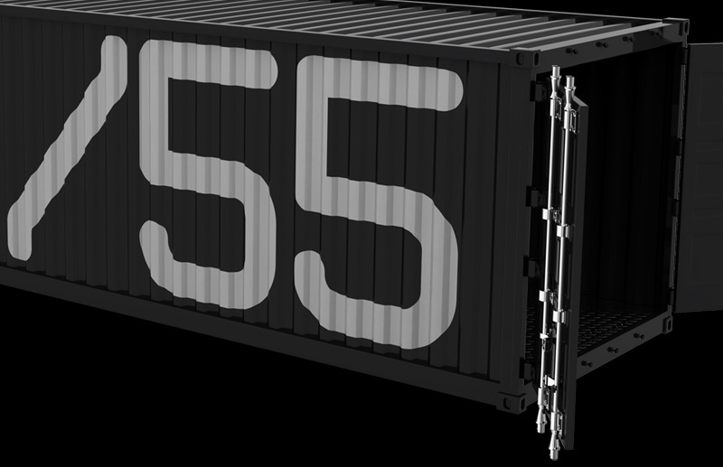 Detalhe de container preto 55_Brands com porta aberta, estrutura metálica aparente e aplicação ampliada do símbolo branco sobre a superfície corrugada.