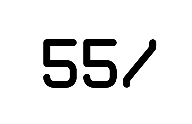 Logo 55_Brands em preto sobre fundo branco, construído a partir do número “55” e de uma barra diagonal. Identidade visual minimalista, geométrica e de caráter internacional criada pela SB\Design.