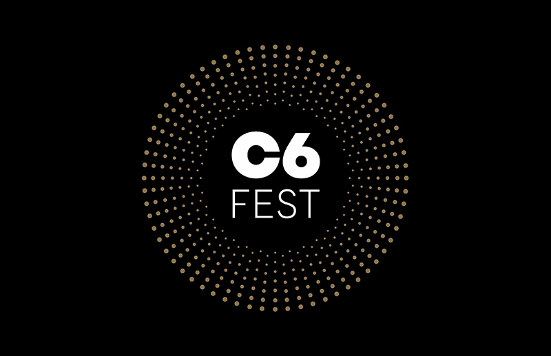 Logotipo C6 FEST em branco dentro de um círculo de pontos dourados em degradê sobre fundo preto