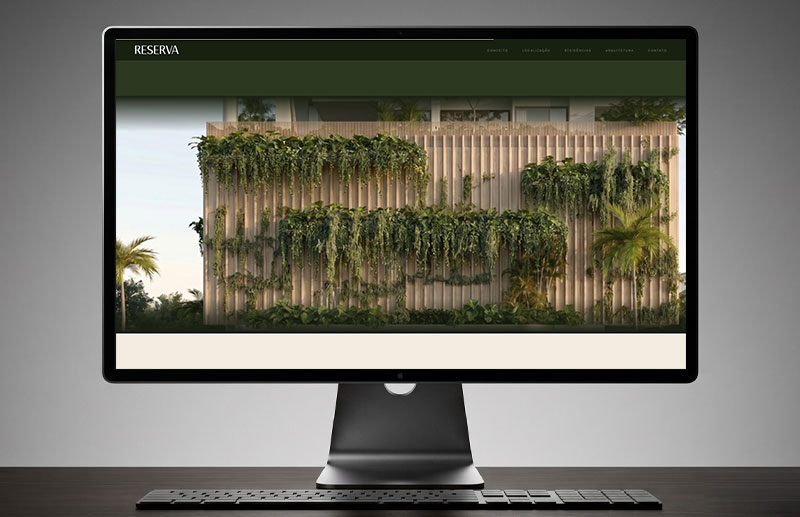 Full view of the Reserva Vila Rica façade, defined by vertical architectural elements and abundant greenery distributed across different levels of the building. The image emphasizes the relationship between architecture, landscaping and nature.